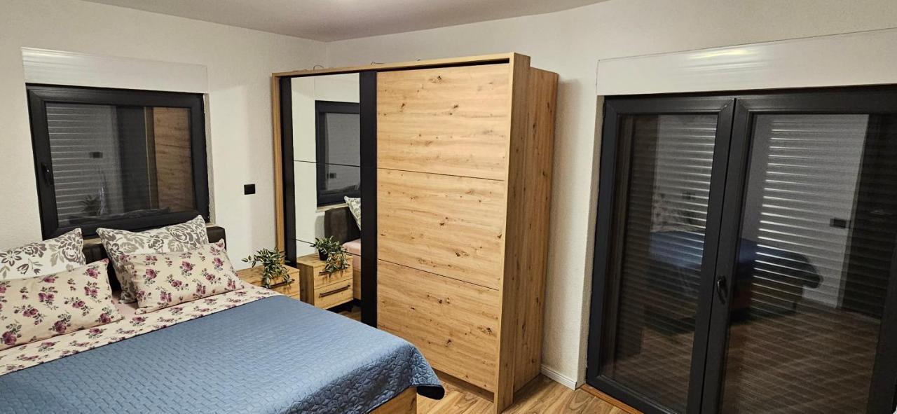 Betty Apartments Borik - Whole Ground Floor 로비니 외부 사진