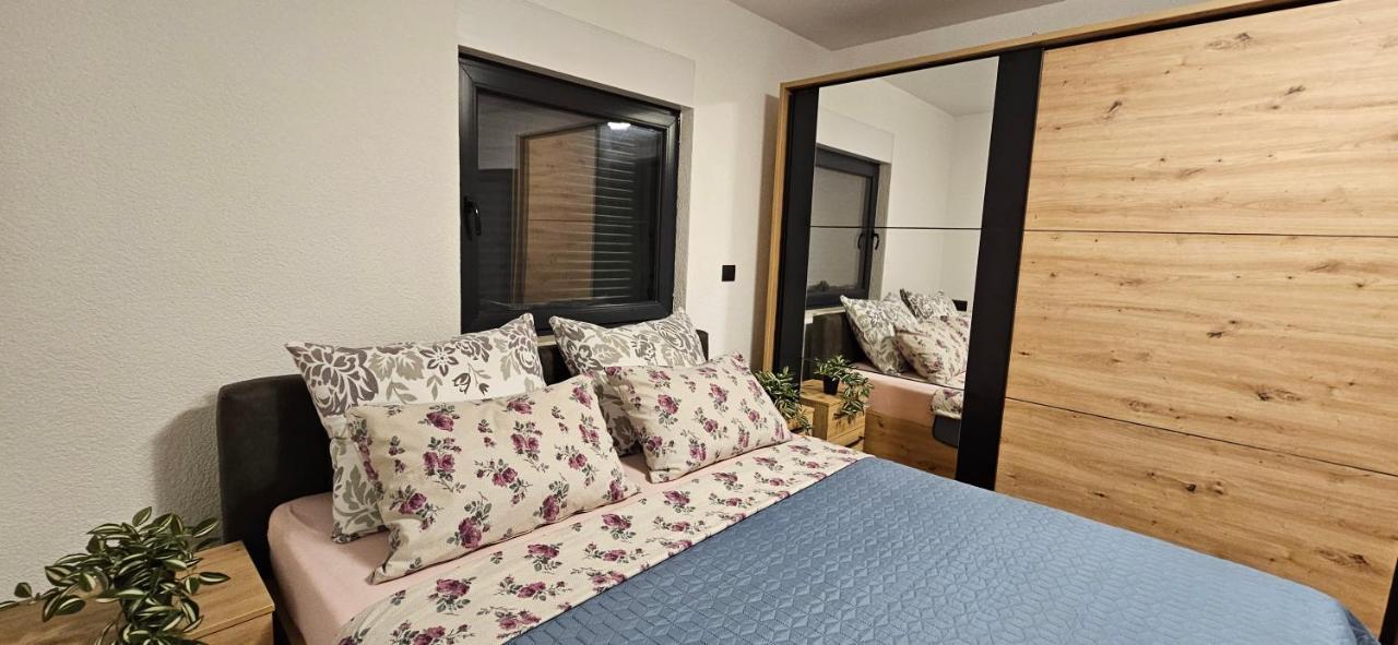 Betty Apartments Borik - Whole Ground Floor 로비니 외부 사진