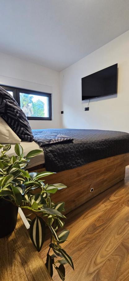 Betty Apartments Borik - Whole Ground Floor 로비니 외부 사진